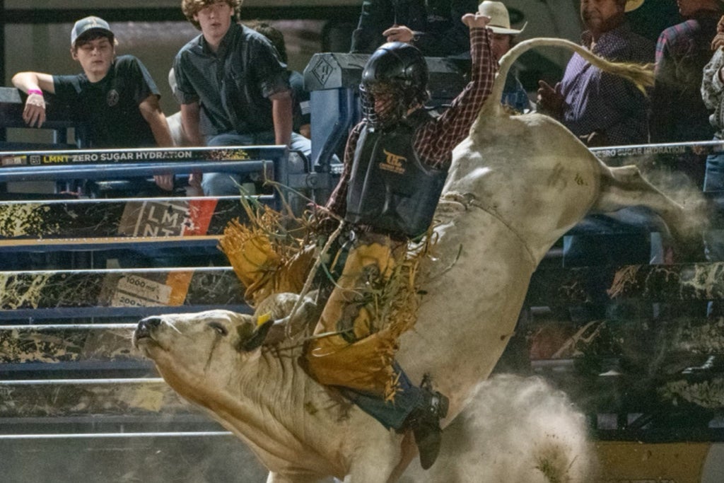 Buckin' On The Pearl - Friday