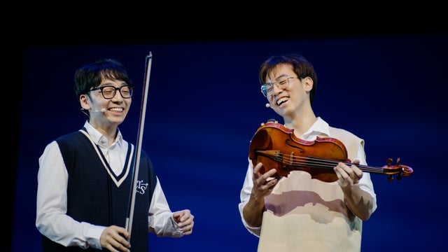 TwoSet Violin World Tour 2024 in Koninklijk Theater Carre, Amsterdam 22/03/2024