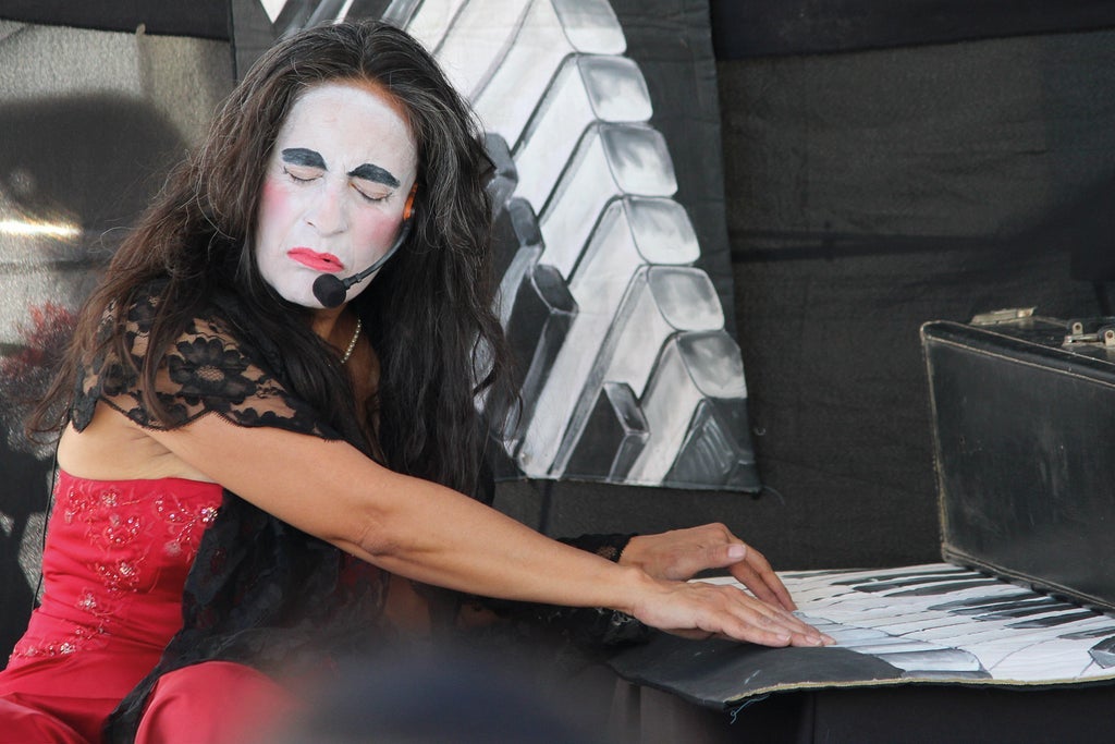 "MOEBIUS Teatro Clown, Pianina"