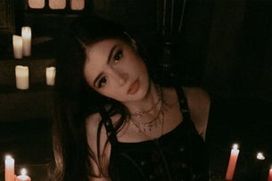 Chrissy Costanza & VOILÀ