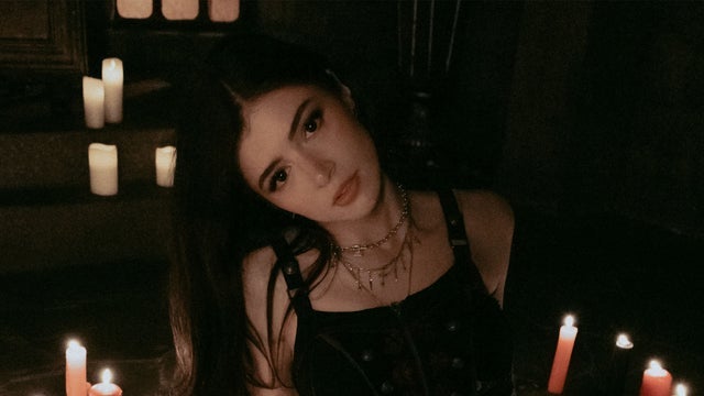 Chrissy Costanza & VOILÁ