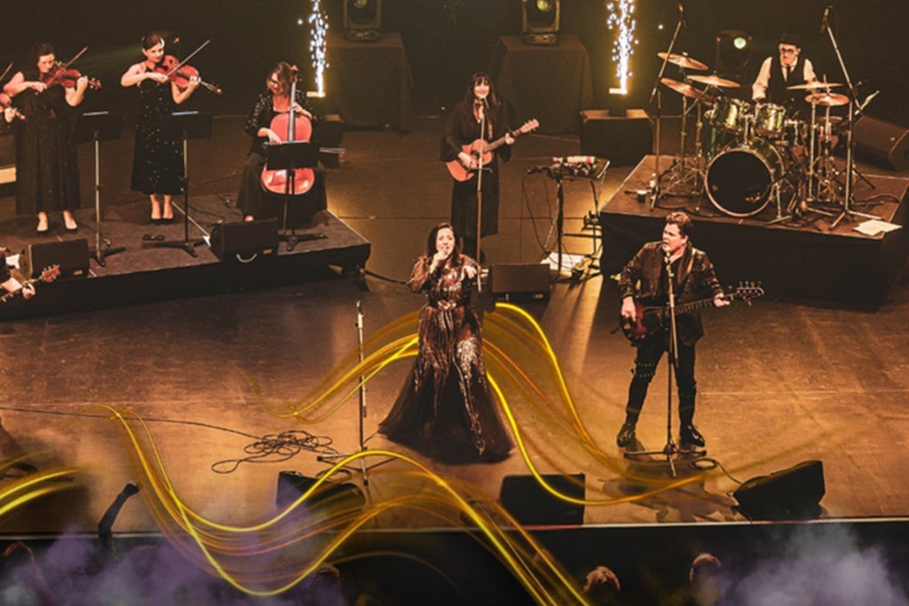 Seventh Wonder performs The Ultimate Fleetwood Mac