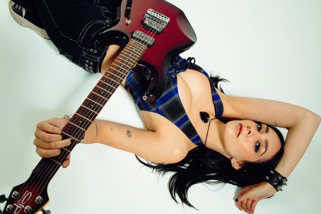 Lølø: God Forbid A Girl Goes On Tour