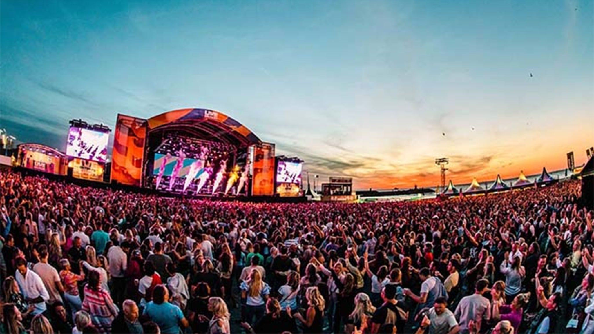 Het Grootste Zomerfeest van Nederland | LIVE on the BEACH