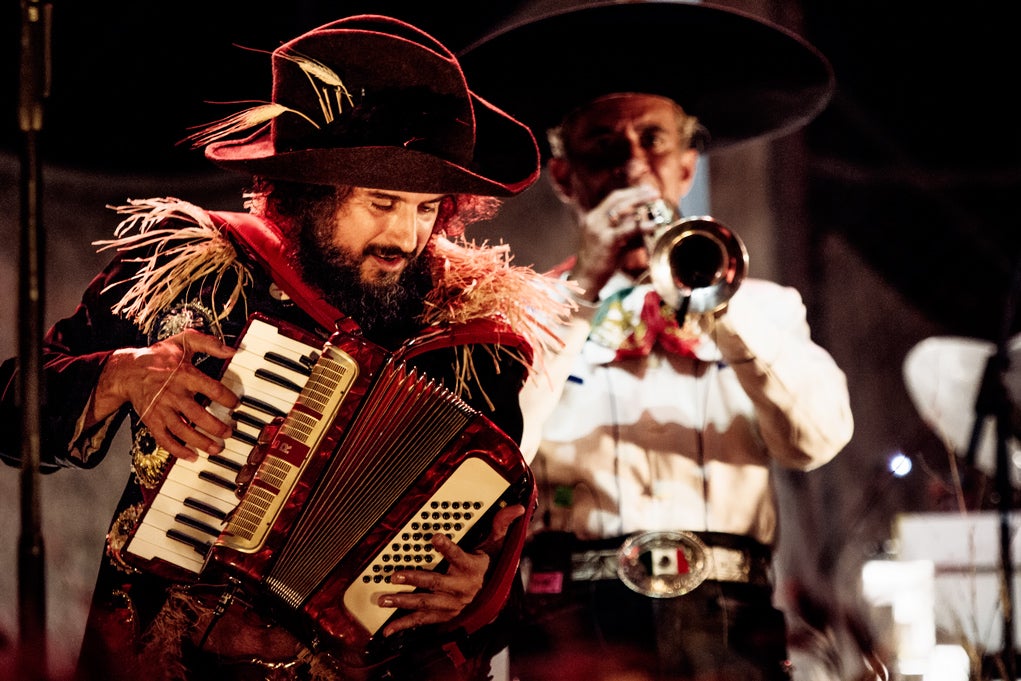 Vinicio Capossela - Ovunque Proteggi