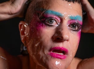 Peaches w/ Model/Actriz