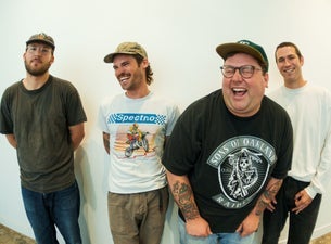 Mom Jeans logo