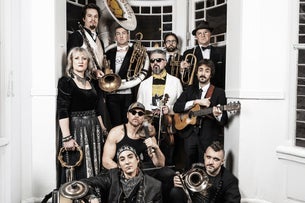 Lemon Bucket Orkestra — Explanada de la AlhAondiga de Granaditas