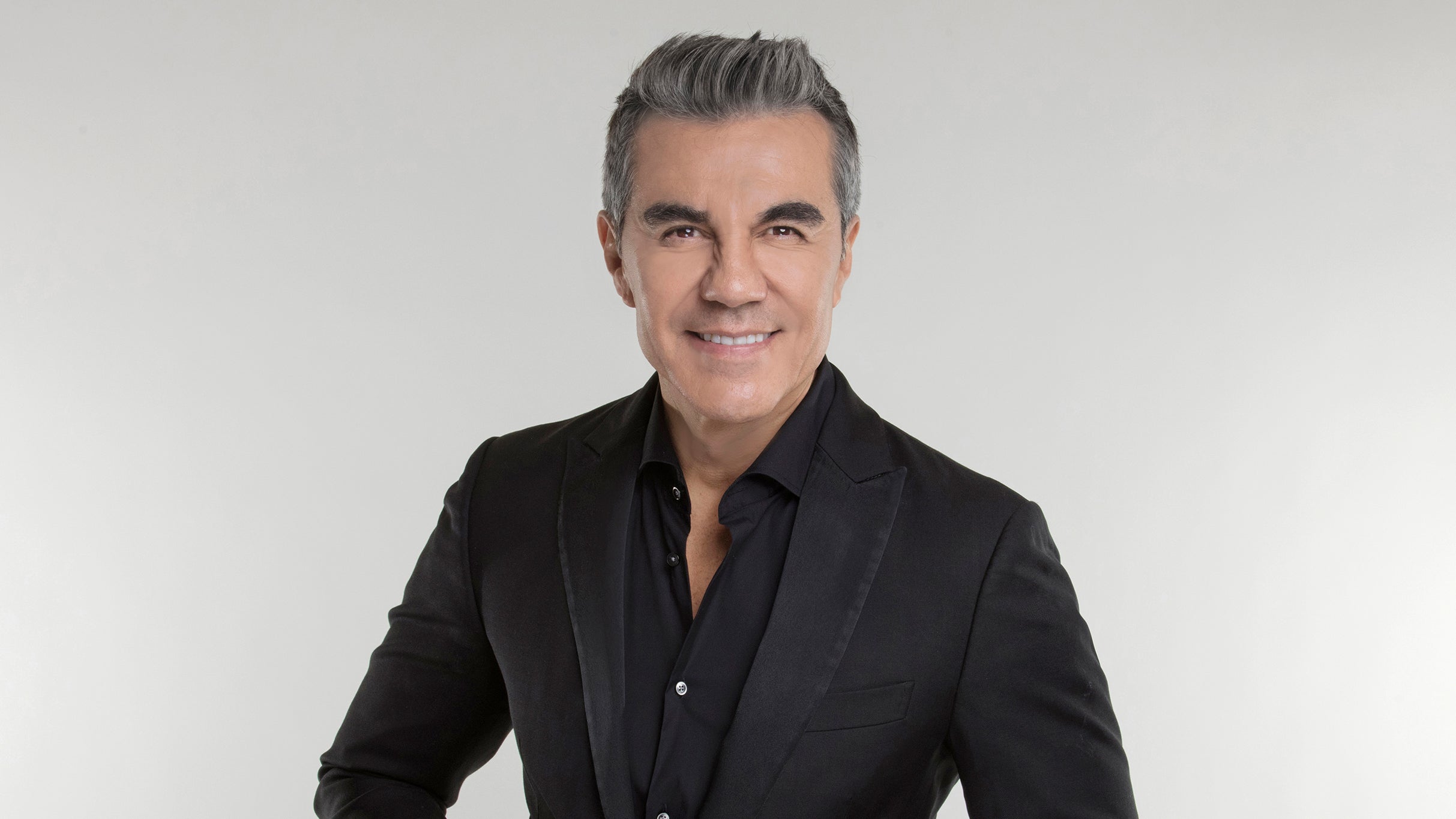 Adrián Uribe: 50 y Pico Tour