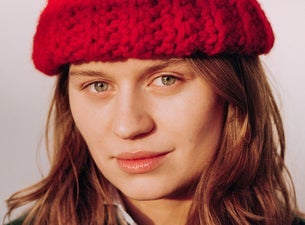 girl in red, 2024-09-14, Кельн