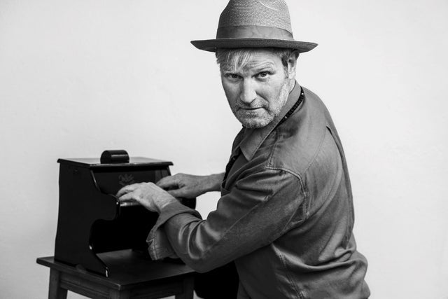 LIV I FORSAMLINGSHUSENE - Esben Just solokoncert