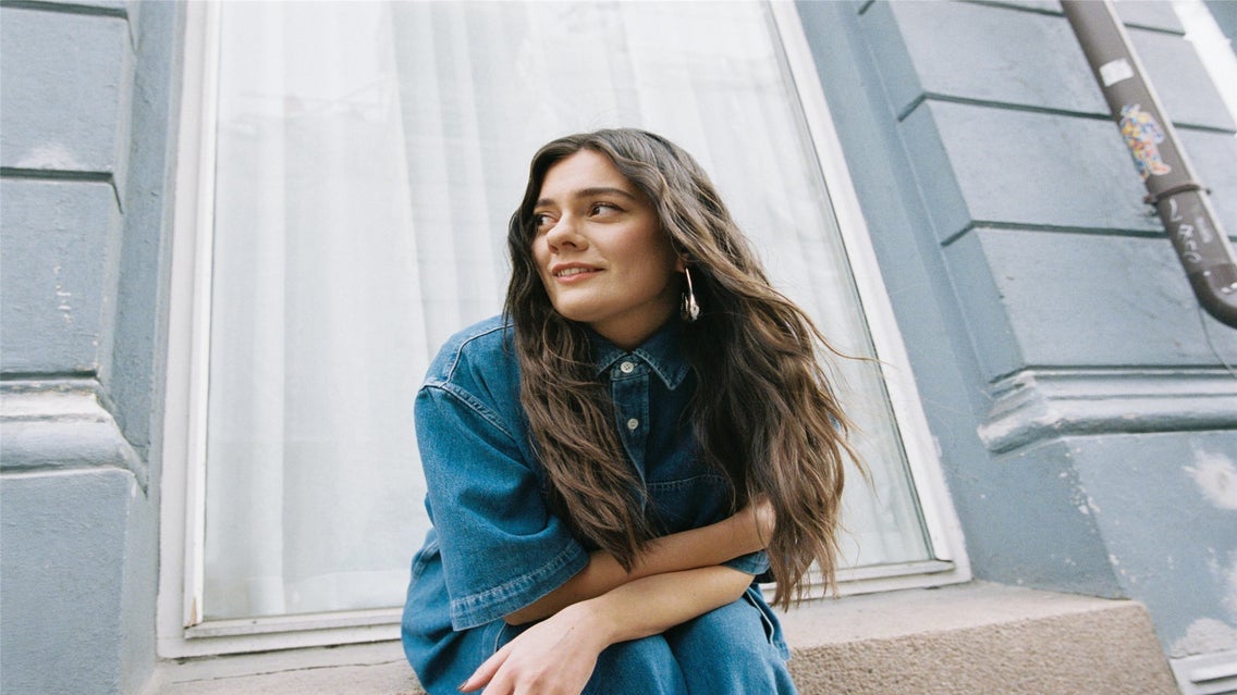 Emelie Hollow – Singløya