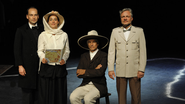 Aus den Akten auf die Bühne