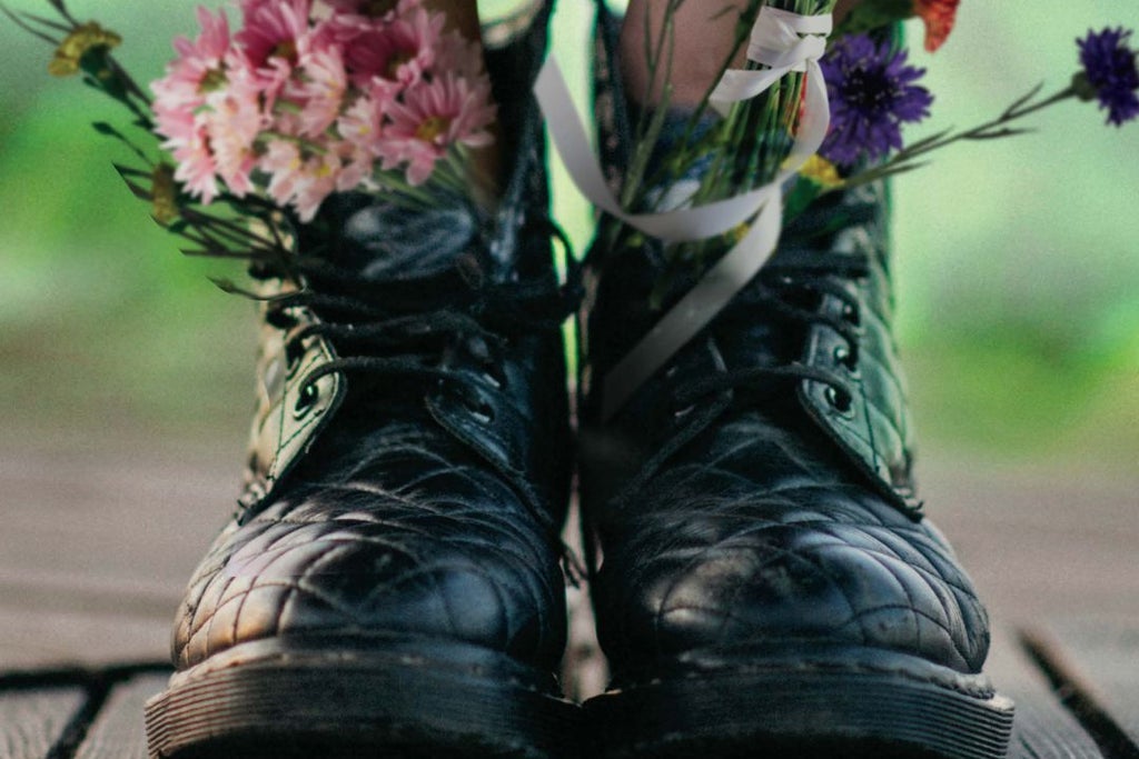 Changer l’eau des fleurs