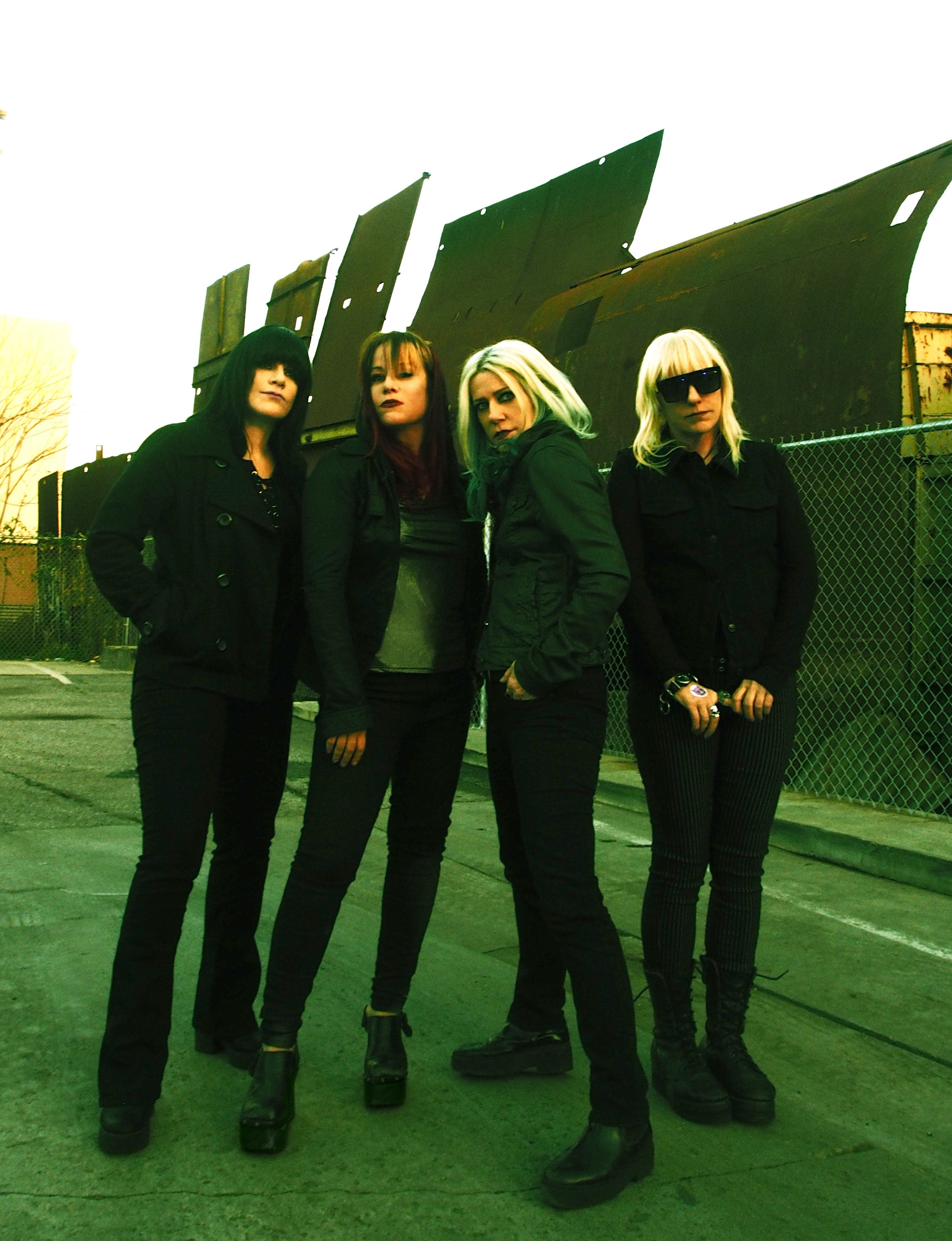 L7 Performing 'bricks Are Heavy' & More pre-sale password