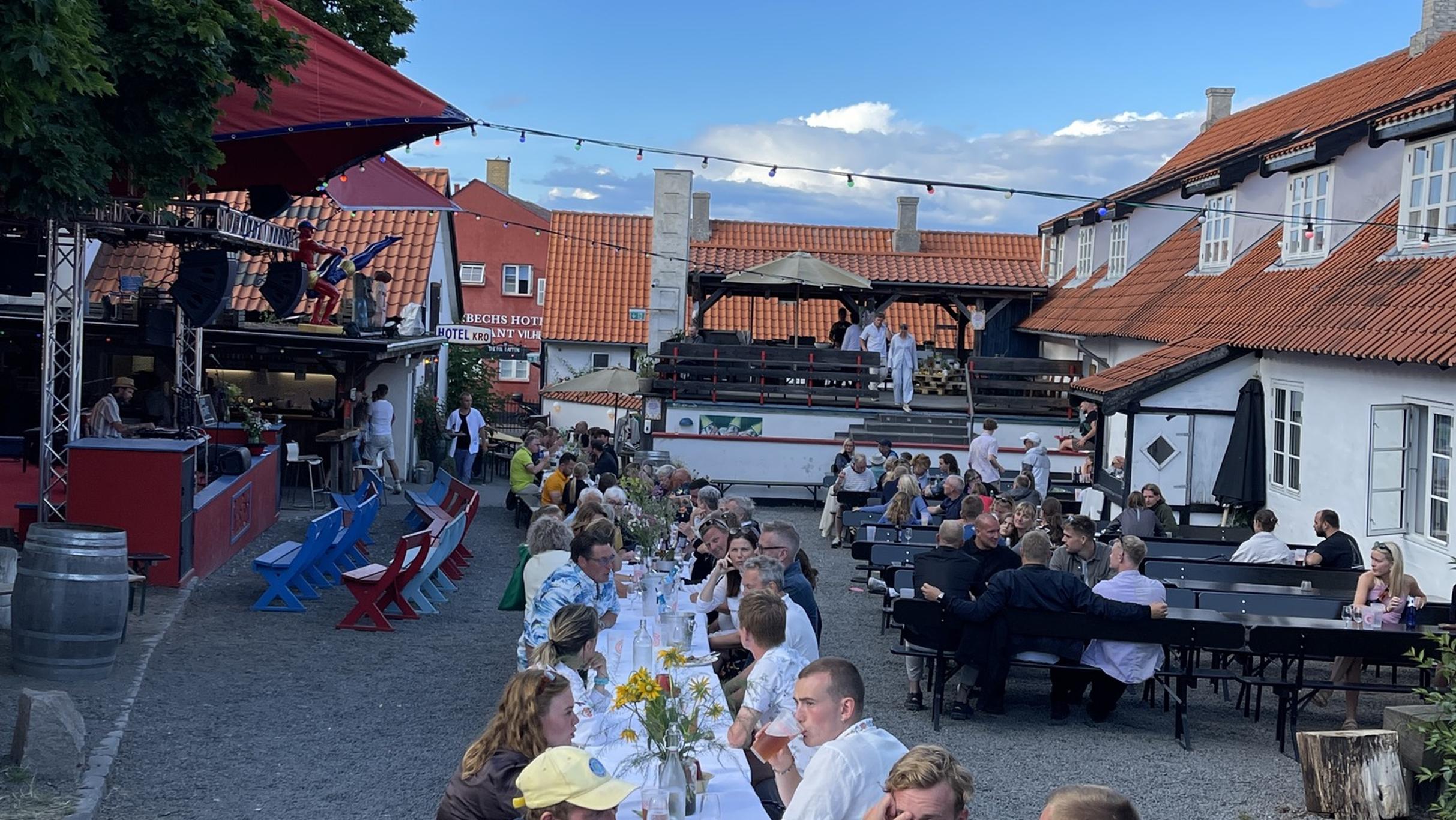 LANGBORDSMIDDAG PÅ GÆSTEN