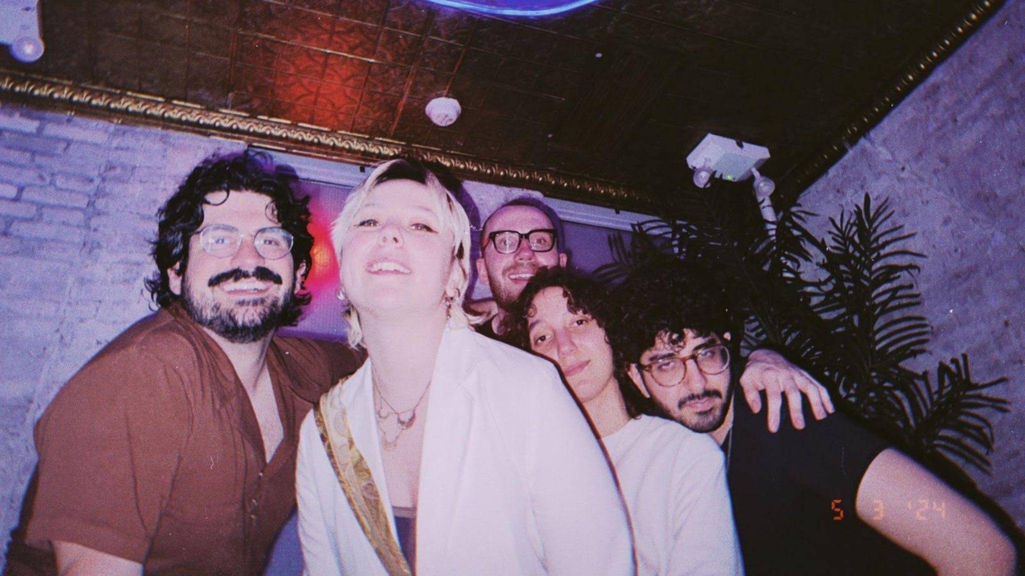 Dátela Darling w/ Looi, Bad Therapist 