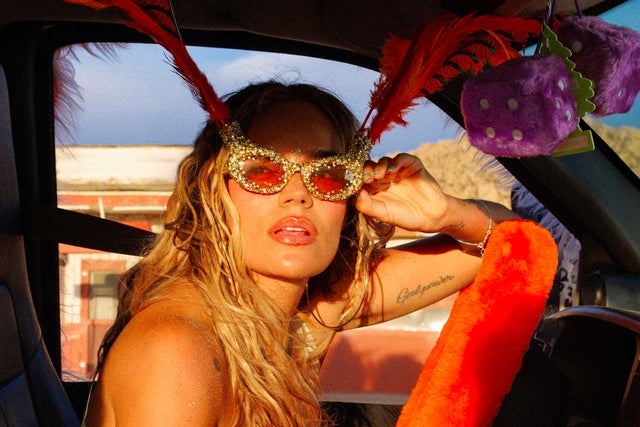 Karol G, Viajando por el mundo, Tropitour in Guadalupe promotional photo for Venta General Paquetes VIP presale tickets offer