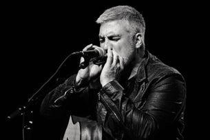 Taylor Hicks Performing Rod Stewart & Christmas Classics